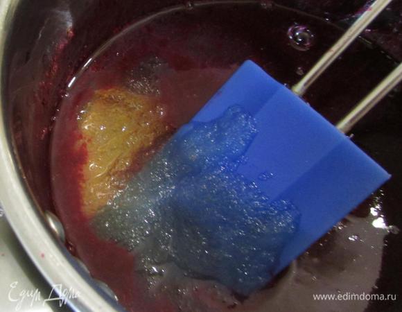 Набухший желатин добавить в получившееся теплое пюре. Поставить на огонь. Прогреть, помешивая, до полного растворения желатина. Снять с огня и остудить смородиновую начинку до комнатной температуры. 