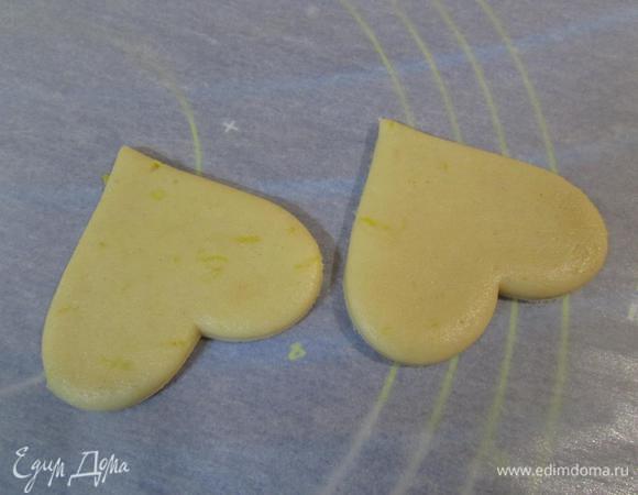 Формой побольше вырезать сердечки. Половину отложить в сторону.