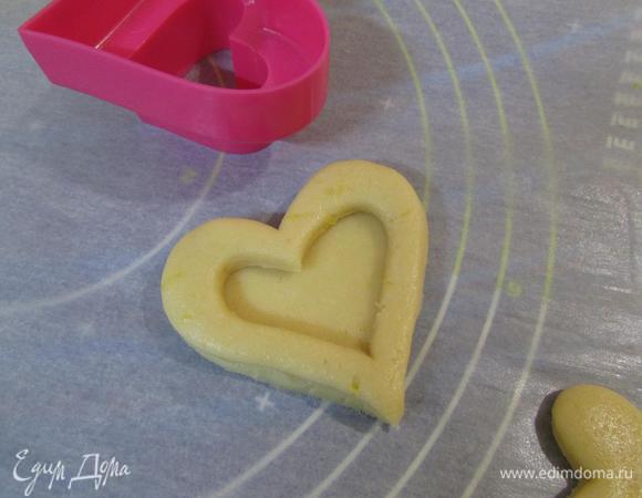 Уложить получившиеся «рамочки» на отложенные заготовки и слегка придавить, чтобы зафиксировать. Получились основы для печенmz с бортиками.