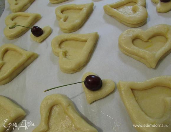 Противень застелить пекарской бумагой. Выложить заготовочки и отправить в разогретую духовку (180°С). Выпекать 15 — 20 минут до кремового цвета. Печенье извлечь из духовки. Остудить до комнатной температуры на решетке.