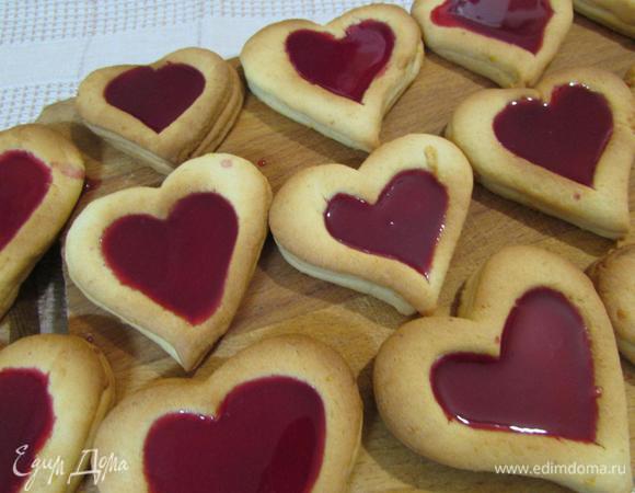 Смородиновую начинку (остывшую) разложить в получившиеся основы для печенья. Убрать в холодильник до полного застывания желе.