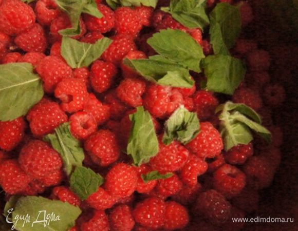 Малину освободить от плодоножек, высыпать в кастрюлю, добавить рваную руками мяту.