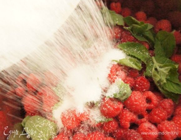 Всыпать сахар, аккуратно перемешать и поставить на плиту. Кипятить до того момента, когда поднимется шапочка-пенка и отставить в сторону до полного остывания. Это 1 варка.