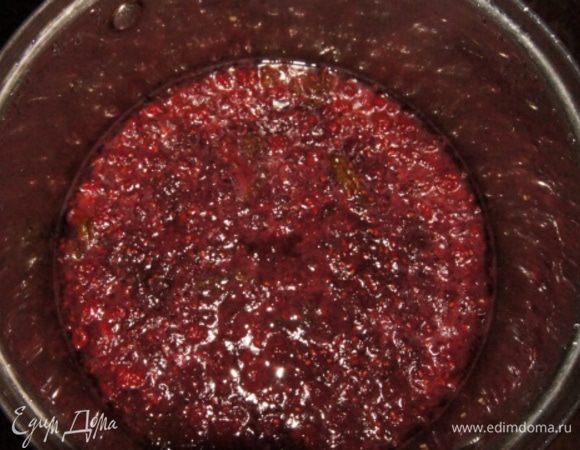 Снова поставить на плиту, дать закипеть. Я сразу выключаю плиту и пару минут оно кипит. Убрать с плиты до полного остывания. Это 2 варка.