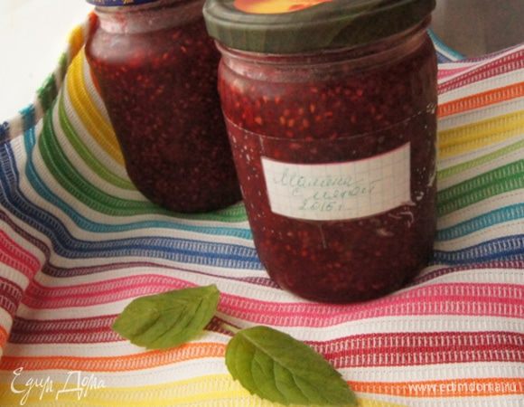 И снова, уже в 3 раз, дать закипеть и разлить по чистым сухим банкам. Закрыть крышками.
Хранить в прохладном месте.