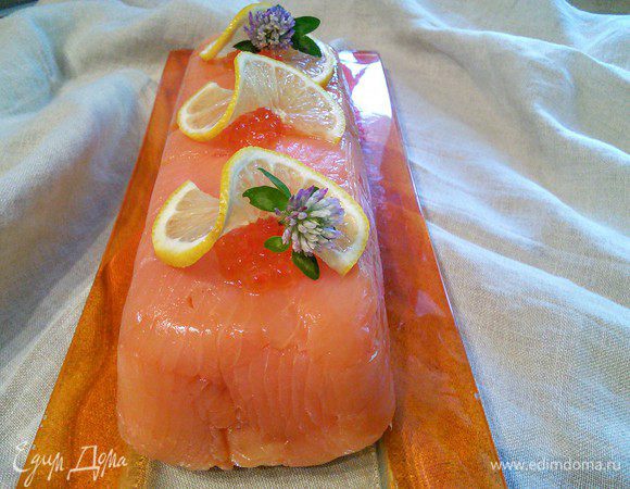 При подаче освободить от пленки, украсить икрой любой красной рыбы и ломтиками лимона.