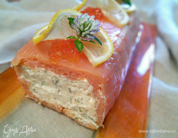 Резать террин желательно электрическим ножом, т.к. блюдо очень нежное и давить на него не желательно. Но такого ножа я ещё не приобрела, поэтому резала простым, но острым ножом.