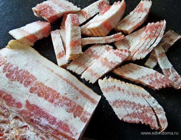 Это блюдо можно готовить на масле или на жирке от бекона, который у меня всегда есть в морозилке. Его очень легко мелко настрогать, например, для утренней яичницы.