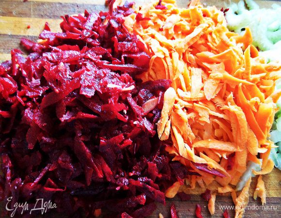 Заранее моем, чистим овощи и натираем на крупной терке морковь и свеклу.