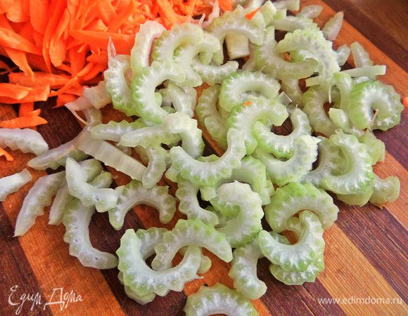 Сельдерей шинкуем на кусочки, он понадобится в последнюю очередь. Если брать корень, то обжаривать одновременно с верхними овощами.