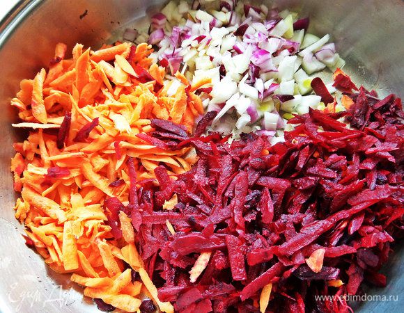 Высыпать овощи в сковороду после бекона.