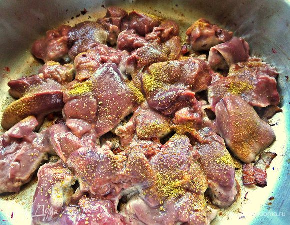 Вынимаем пропассерованные овощи, а вместо них обжариваем печенку вместе с беконом и набором приправ ,у меня: горчица, чили, чеснок, куркума, лук,паприка. Солим по вкусу. 