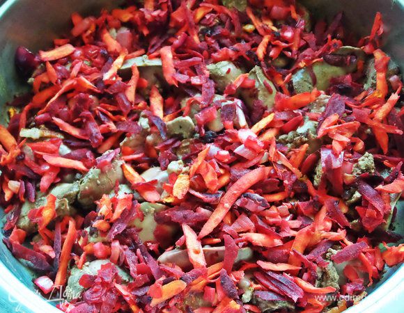 Сверху высыпаем половину овощей.