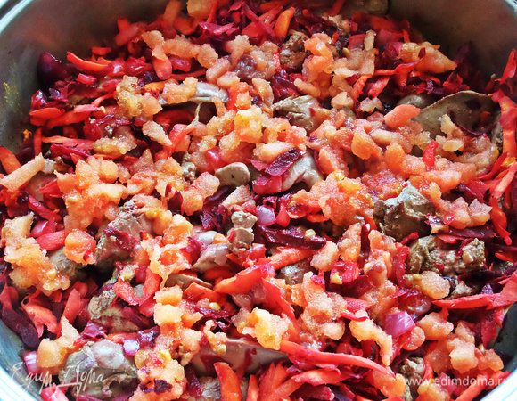 Покрошим томат без кожицы.