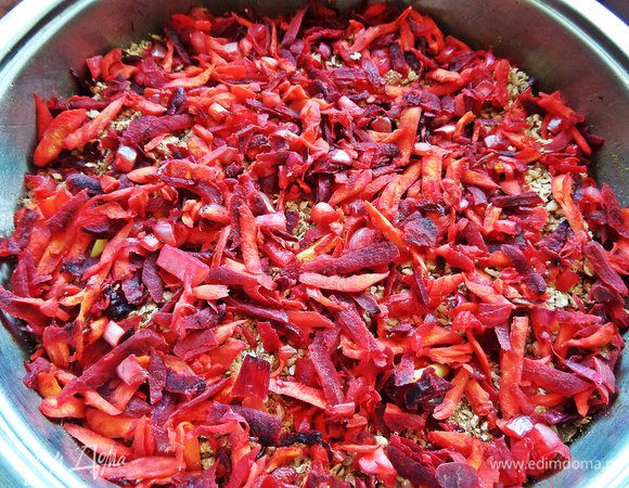 Сверху остальные обжаренные овощи.