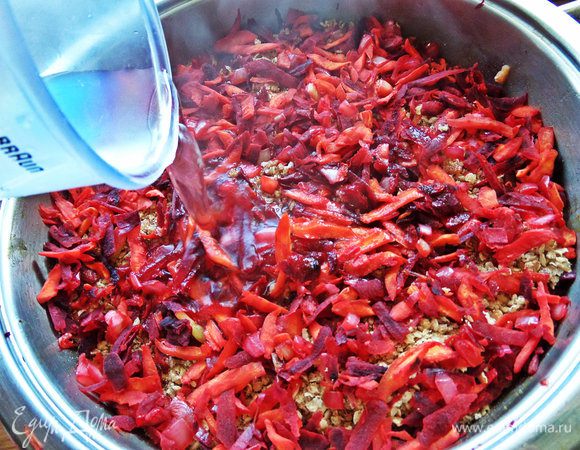 Залить водой, накрыть крышкой. Готовить на маленьком огне. У меня стальная сковорода цептеровская диаметром 24 см (высота 6 см) и крышка в ней такая же тяжелая, поэтому готовится все быстрее. 