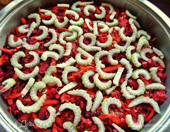 Через 15 минут открываем крышку и рассыпаем сверху сельдерей. Накрываем и тушим еще минут 5.