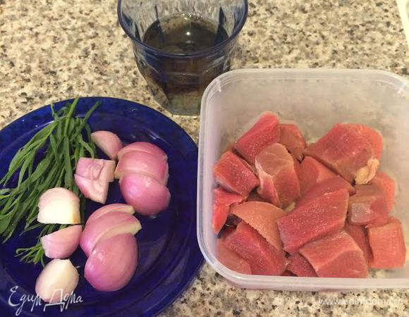 Мясо нарезать кубиками.