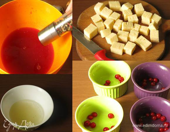 Солим и перчим сок по вкусу.

Растворяем желатин в холодной воде.

Нарезаем крупными кубиками сыр.

Выкладываем ягоды в формы.