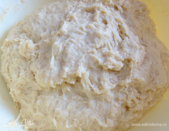 Смешиваем все продукты (которые должны быть комнатной температуры) и замешиваем тесто. Я это доверяю хлебопечке. Сначала кладу влажные продукты и жидкость, а сверху муку, смешанную с дрожжами. Тесто будет мягким, но эластичным. Оставляем на 2 часа, чтобы подошло.