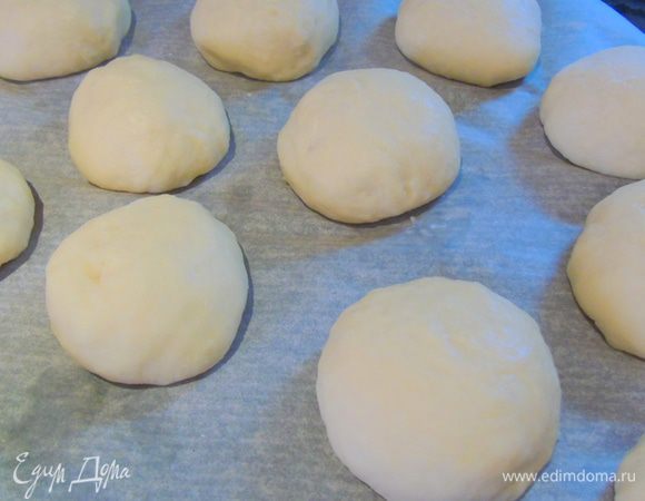 Сформировать маленькие булочки и выложить на застеленный пергаментом противень. Дать на расстойку полчаса. 