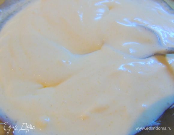 Сметану взбейте с сахаром,  у меня жидкая, а если вы возьмете  густую, то корочка на булочках будет более щедрая.