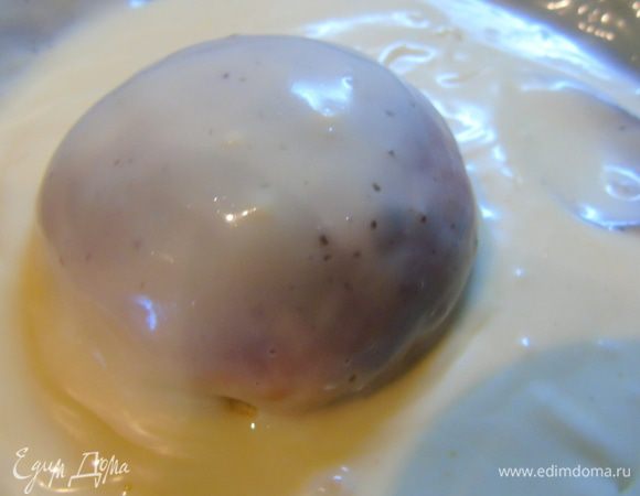 Горячие булочки щедро обмакиваем в сметане и выкладываем на блюдо. Накрываем куполом от заветривания и оставляем пропитаться не меньше, чем на часа 4, а лучше на ночь.