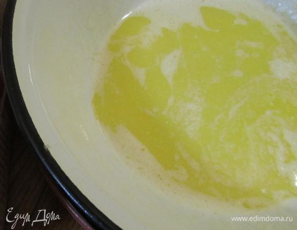 Приготовить панкейки. Растопить сливочное масло и слегка охладить.