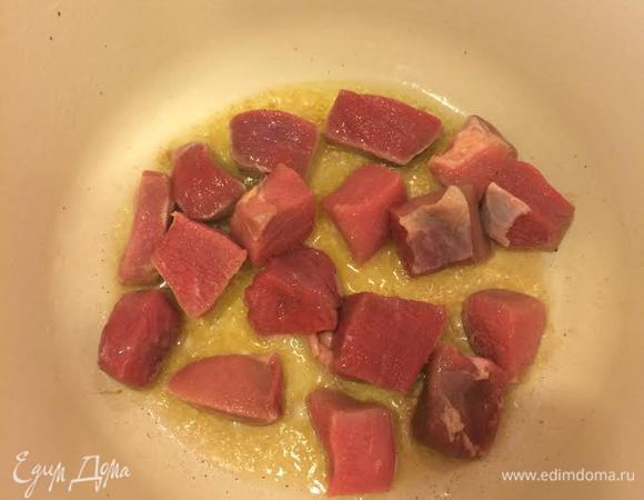 Сковороду с толстым дном нагреть, добавить сливочное и оливковое масло,затем мясо в один слой. Жарить мясо на сильном огне до румяной корочки 5-6 минут.