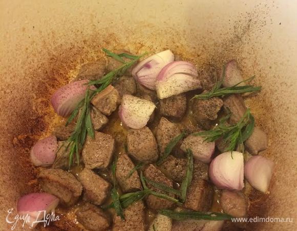 Добавить тархун, лук, соль, перец и перемешать.