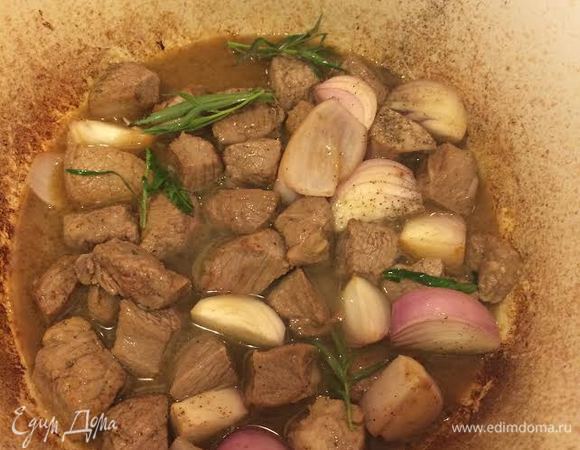 Добавить вино, уменьшить огонь и тушить под крышкой 30-40 минут.
