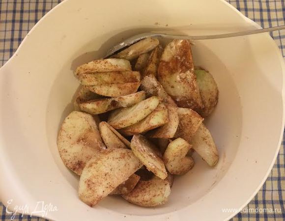 Яблоки очистить, нарезать, смешать с корицей и крахмалом. Духовку нагреть до 180°С.