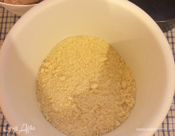 Муку просеять с разрыхлителем и солью. Добавить сахар, холодное масло и ванильный сахар. Перетереть все в крошку.