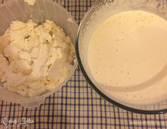 Творог протереть через сито. Яйца хорошо взбить с сахаром (5-7 минут).