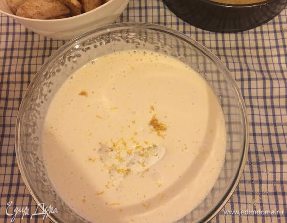 Добавить творог, лимонную цедру в яйца и аккуратно на 1-ой скорости перемешать.