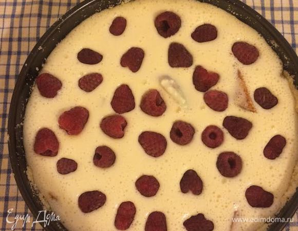 На яблоки вылить творожную начинку, сверху выложить малину.