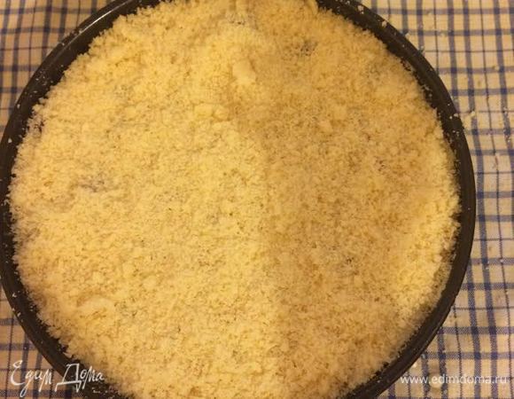 Присыпать оставшейся крошкой.