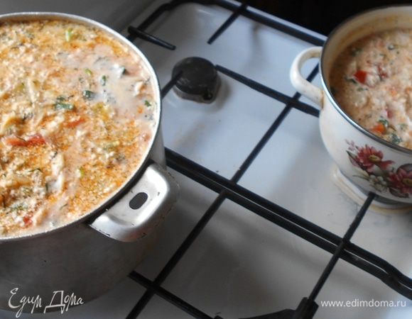 Так как жидкости в кастрюле мало, часть овощей перекладываем в маленькую кастрюльку (сразу поесть), мелко режем настоящий плавленный сыр (я взял каратовский с грибами) в миску, наливаем туда сливки, разбиваем яйца, взбиваем блендером и разливаем по кастрюлям, я добавил немного воды.