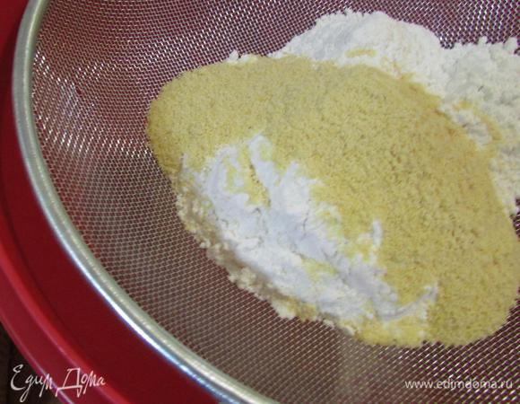 Муку, разрыхлитель теста, пшенные хлопья (размельченные) и щепотку соли просеять через мелкое сито.