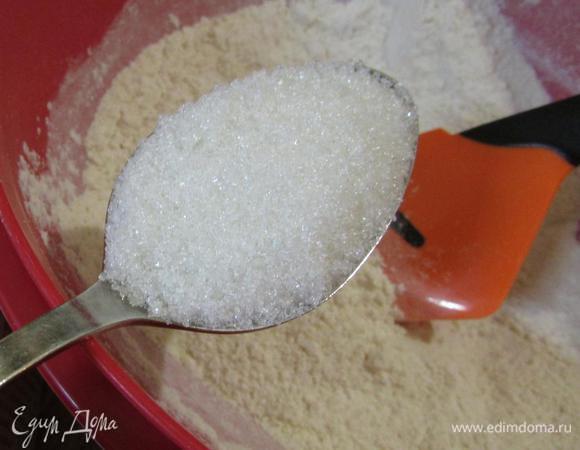 Всыпать сахар. Все хорошо перемешать.