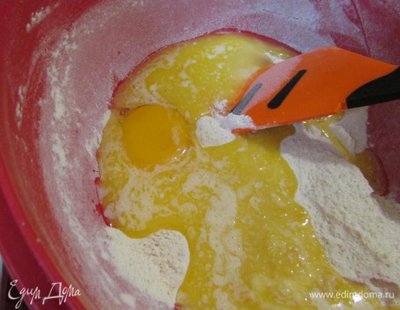 Добавить яйцо и растопленное сливочное масло. Перемешать.