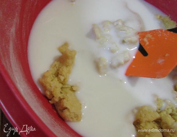 Влить кефир и замесить тесто. Тесто я еще пропускаю через сито, чтобы достичь ровной консистенции без комочков.