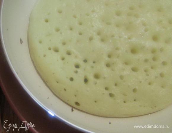 Панкейки жарить на сковороде с антипригарным покрытием на среднем, даже чуть ниже, огне. Сковородку предварительно хорошо нагреть и смазать растительным маслом (единожды). Жарить с обеих сторон, примерно по 2 минуты. Как появятся пузырьки и верх затянется, можно переворачиватъ.