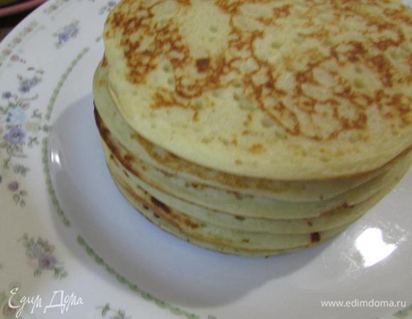 Вот такие они красивые. Их уже можно подавать к чашечке утреннего кофе. Так вкусно! Классический вариант подачи панкейек: положить 2-3 горкой, промазывая маслом, и полить кленовым сиропом.