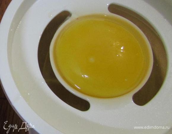 Приготовить заварной крем. Желтки отделить от белков.