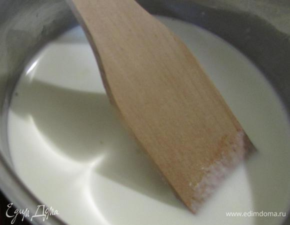 Отдельно соединить ванилин, молоко и сливки. Поставить на медленный огонь и довести массу до кипения.