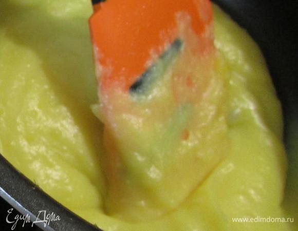 Смесь поставить на медленный огонь. Варить, примерно 5 минут, обязательно помешивая, до загустения. Снять с огня и дать полностью остыть.