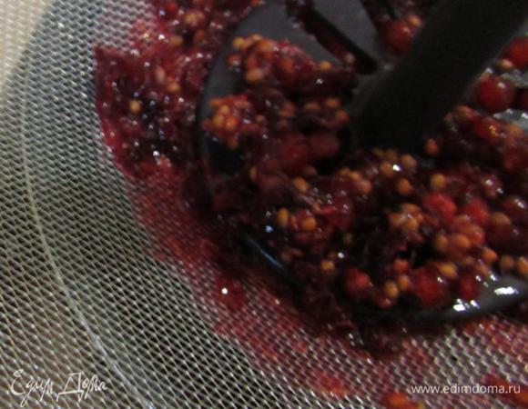 Затем протереть ягоду через мелкое сито.