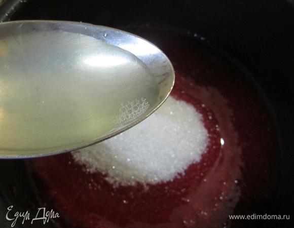 Выложить в сотейник протертую ягоду, добавить сахар, влить ложку лимонного сока. И поставить на медленный огонь. Довести массу до кипения и полного растворения сахара.