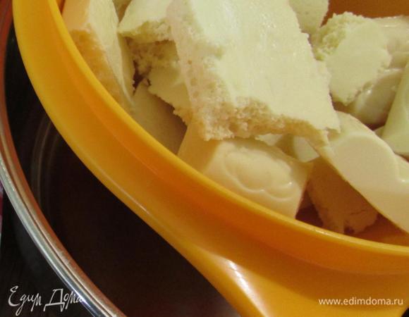 Приготовить крем из маскарпоне и белого шоколада. Наломать шоколад на небольшие кусочки. И растопить на водяной бане.